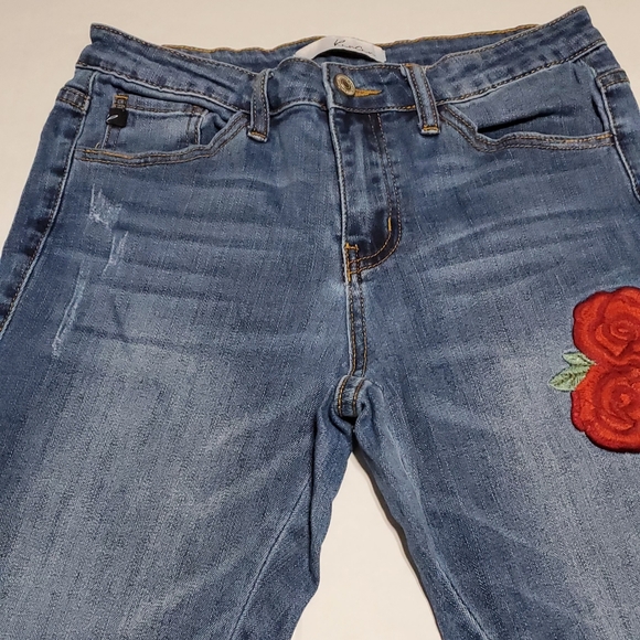 KanCan denim jeans. Estilo style. Distressed raw hem. Rose pattern. - Picture 10 of 13